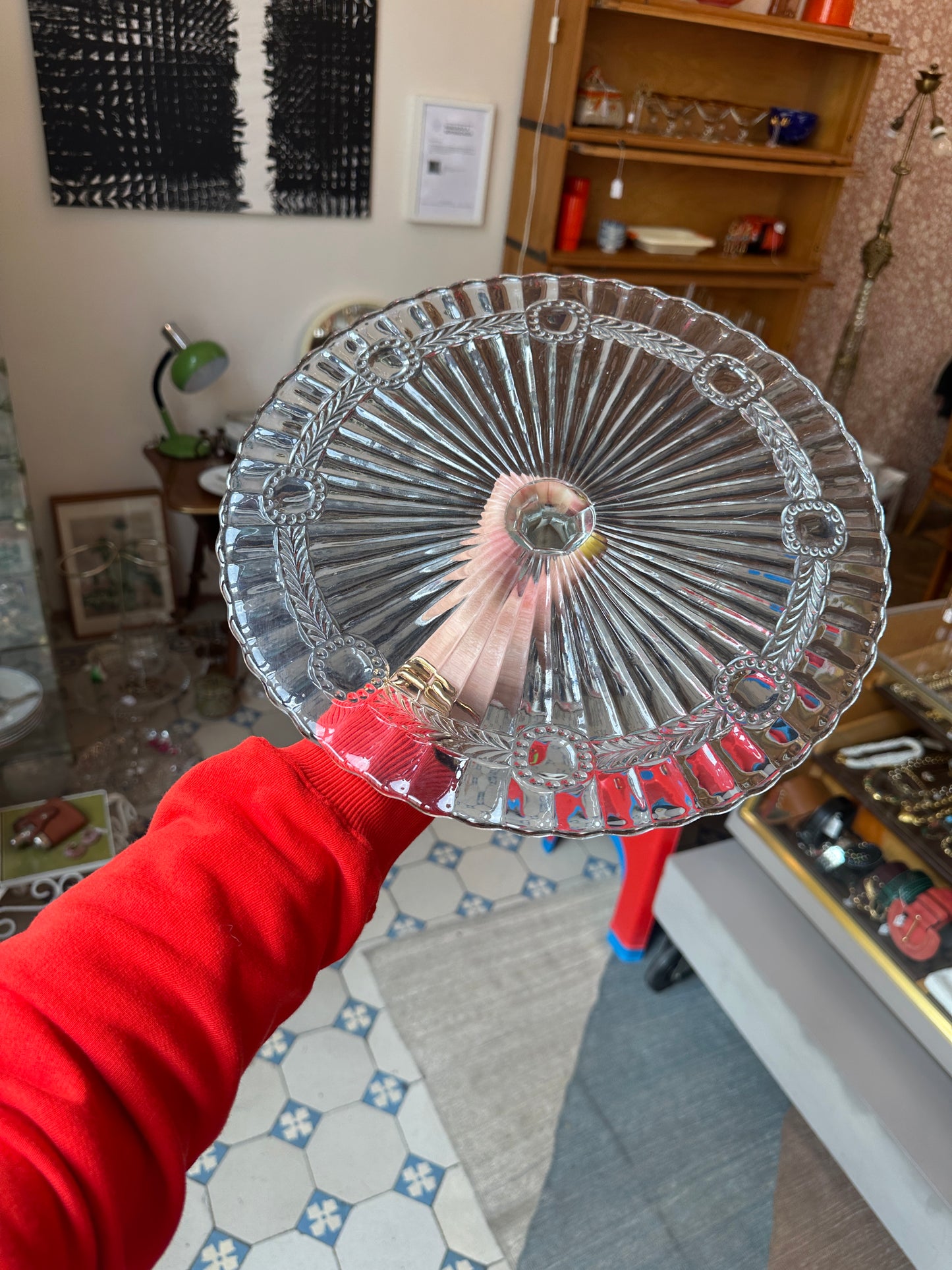 Tortenplatte mit Fuß aus Pressglas