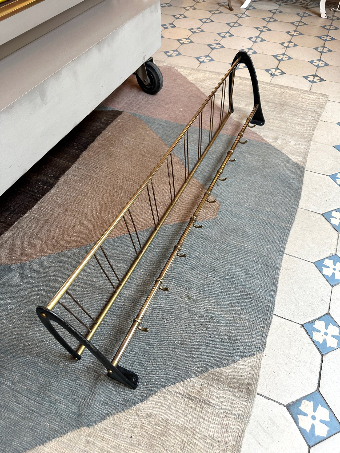 Midecentury Messinggarderobe