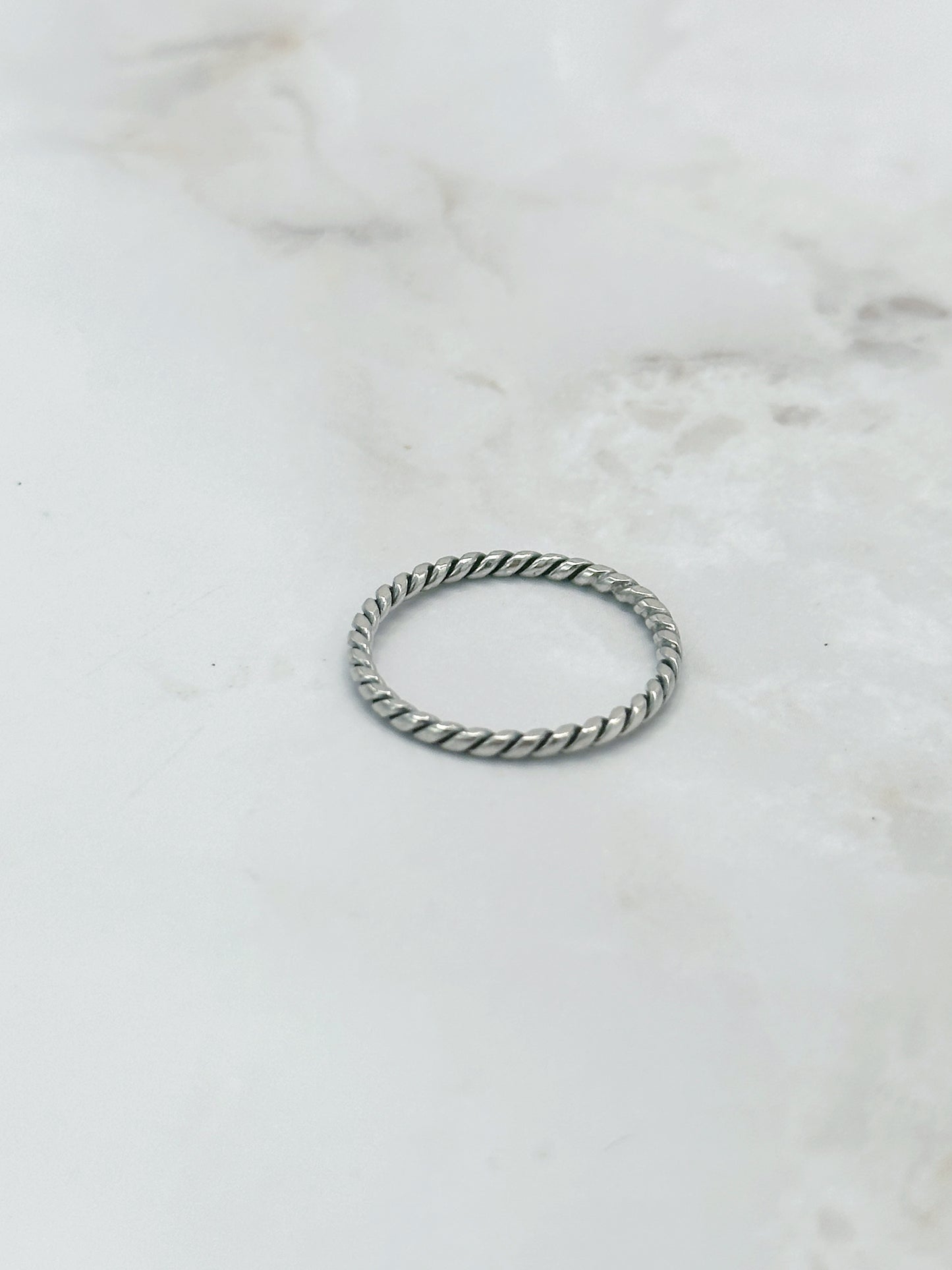 Zarter Vintage Ring in gedrehter Eleganz