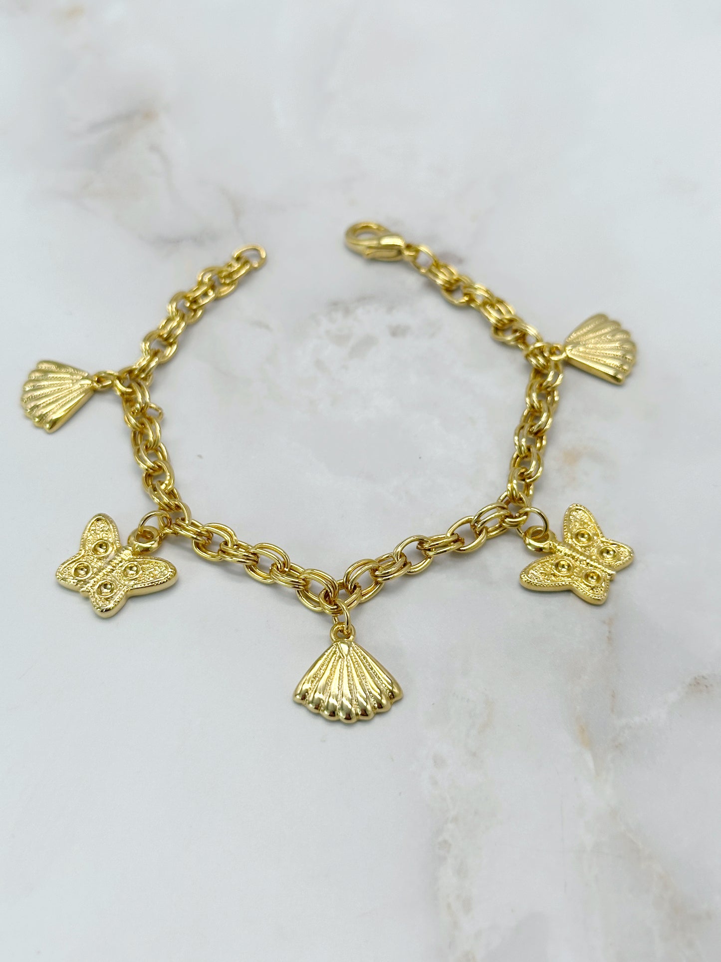 Armband Vergoldet mit Muschel & Schmetterling Anhängern