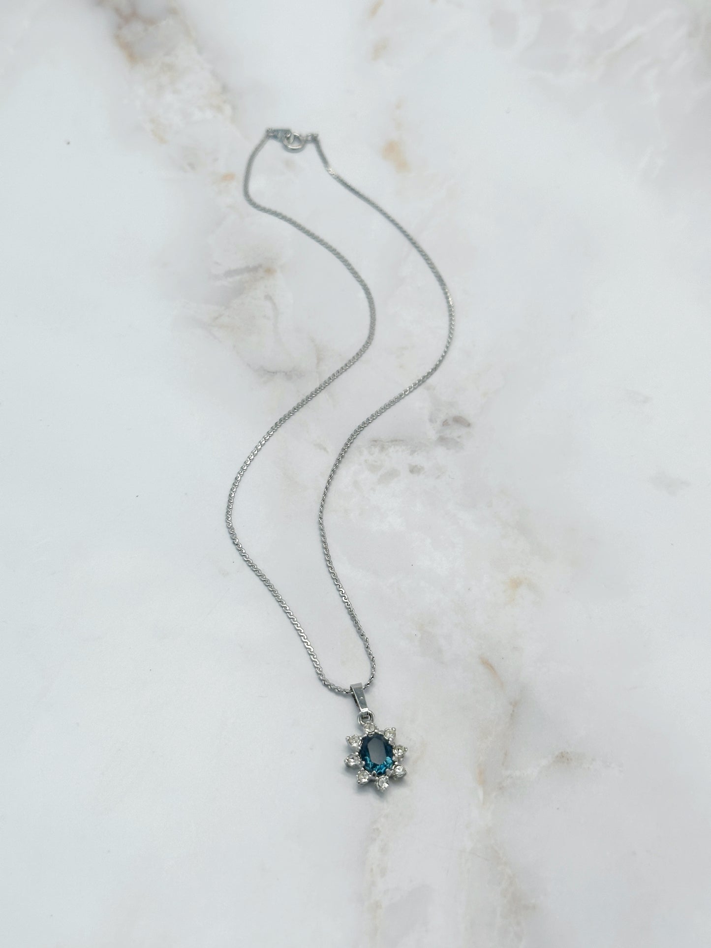 Vintage Halskette mit blauem Glasstein-Anhänger