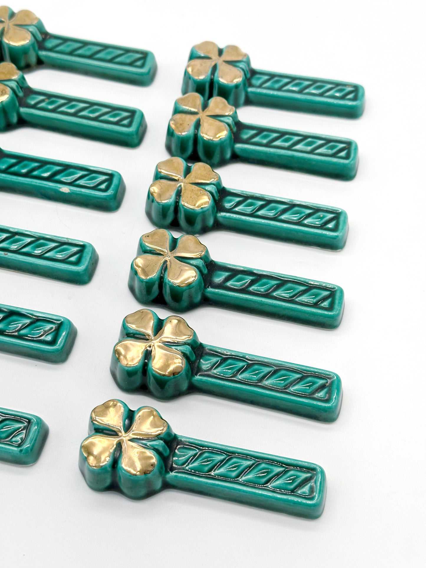 Französische Vintage Messerbänkchen Keramik Kleeblatt 12er Set