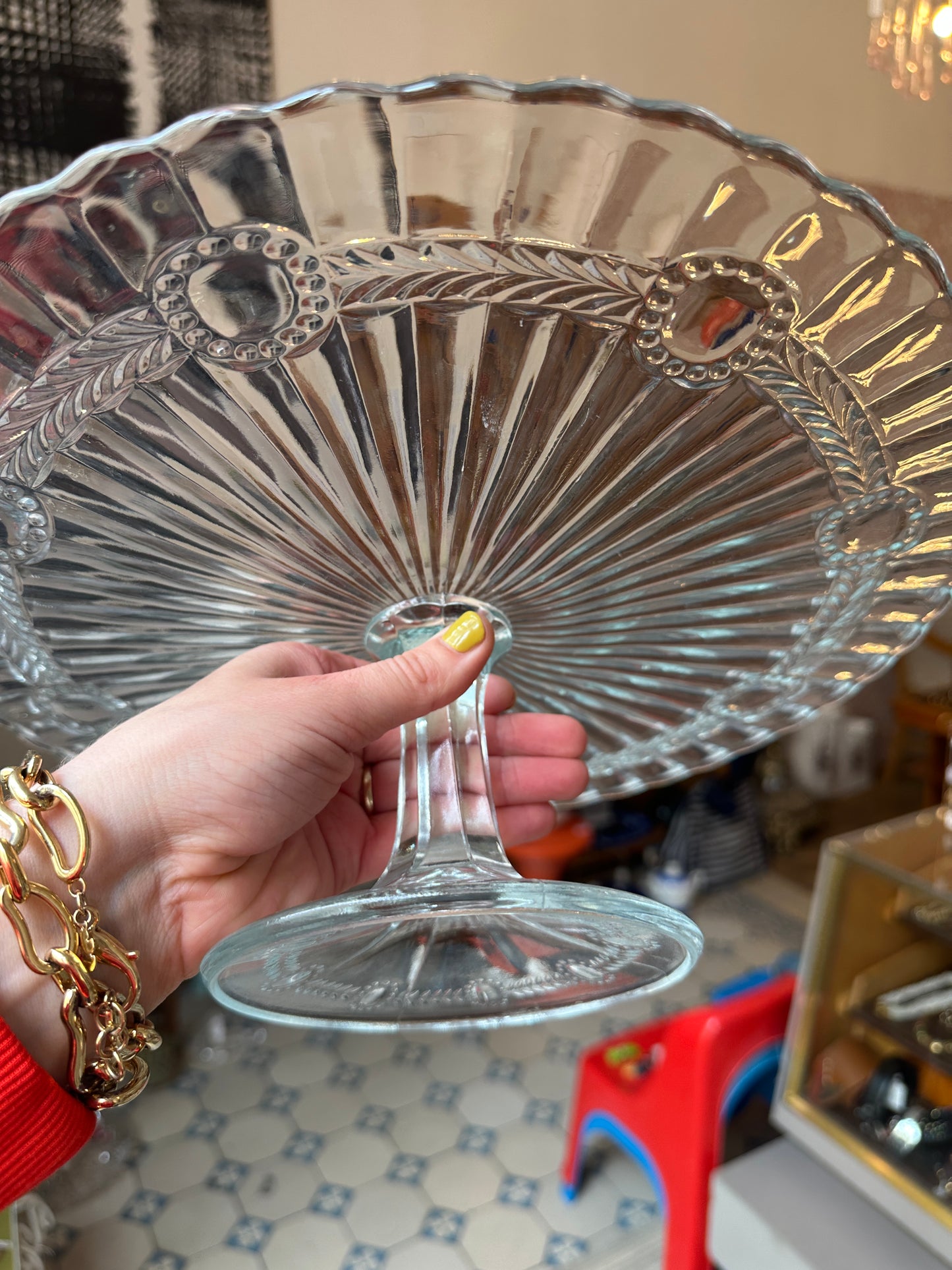 Tortenplatte mit Fuß aus Pressglas