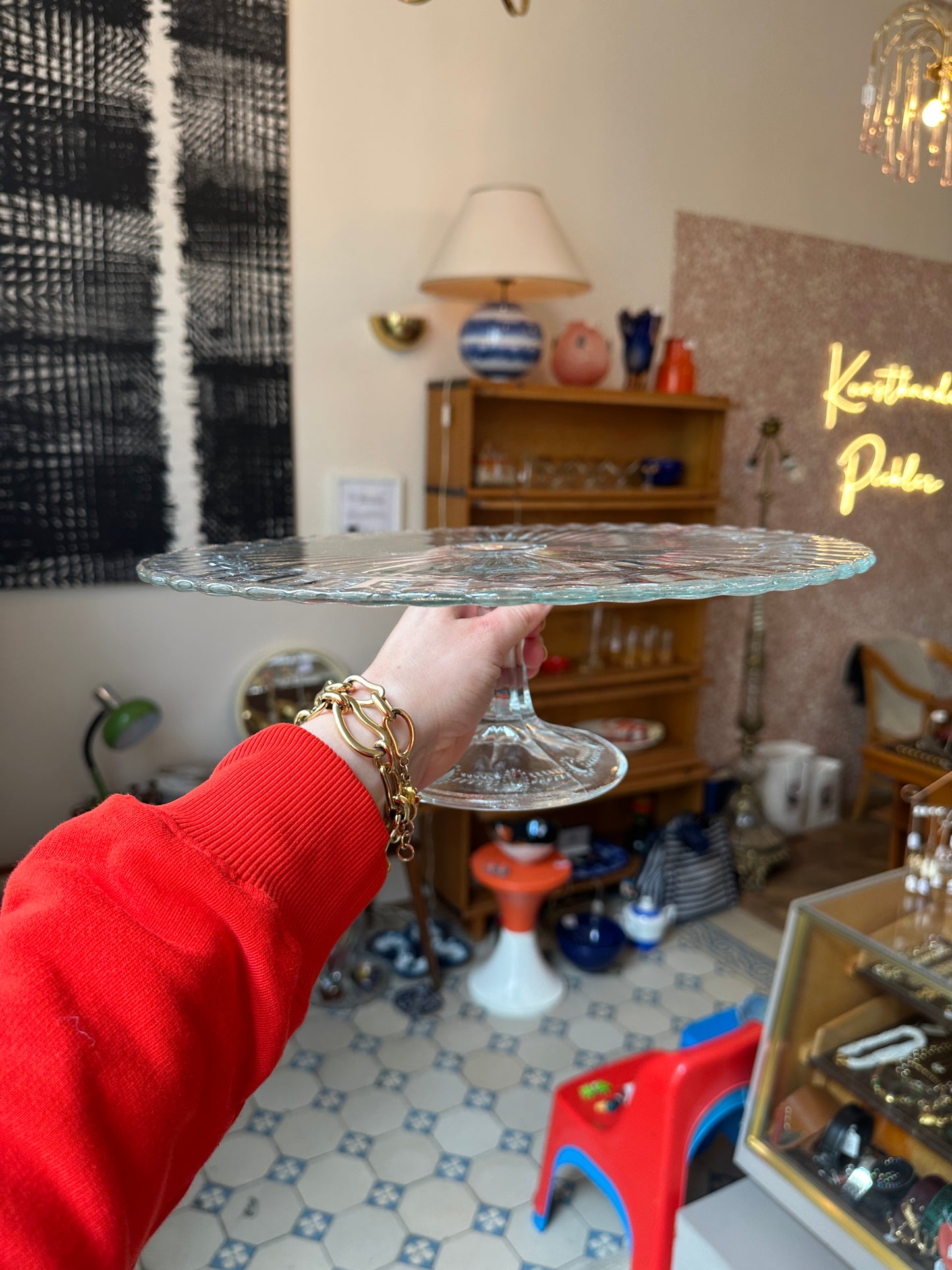 Tortenplatte mit Fuß aus Pressglas