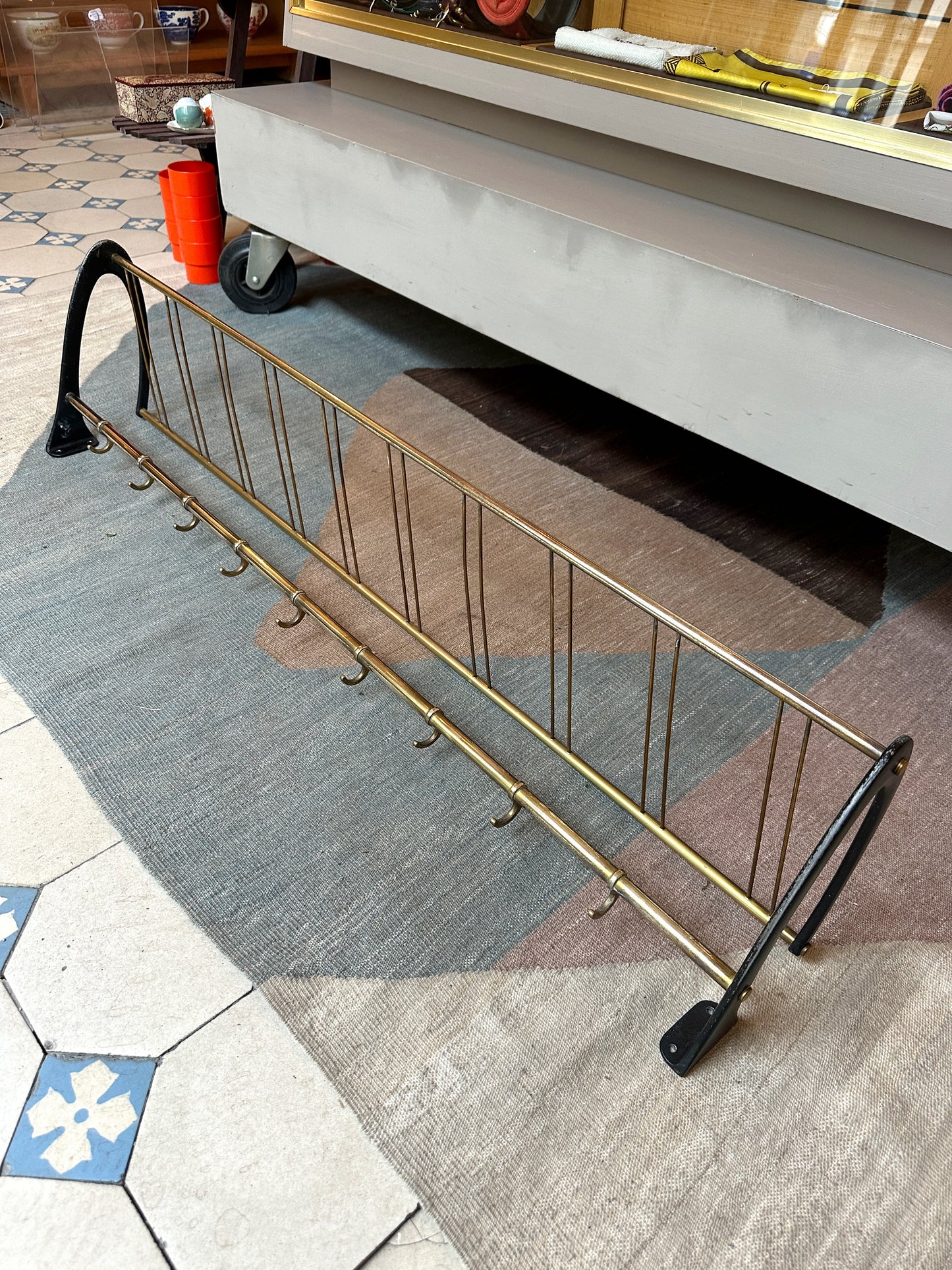 Midecentury Messinggarderobe