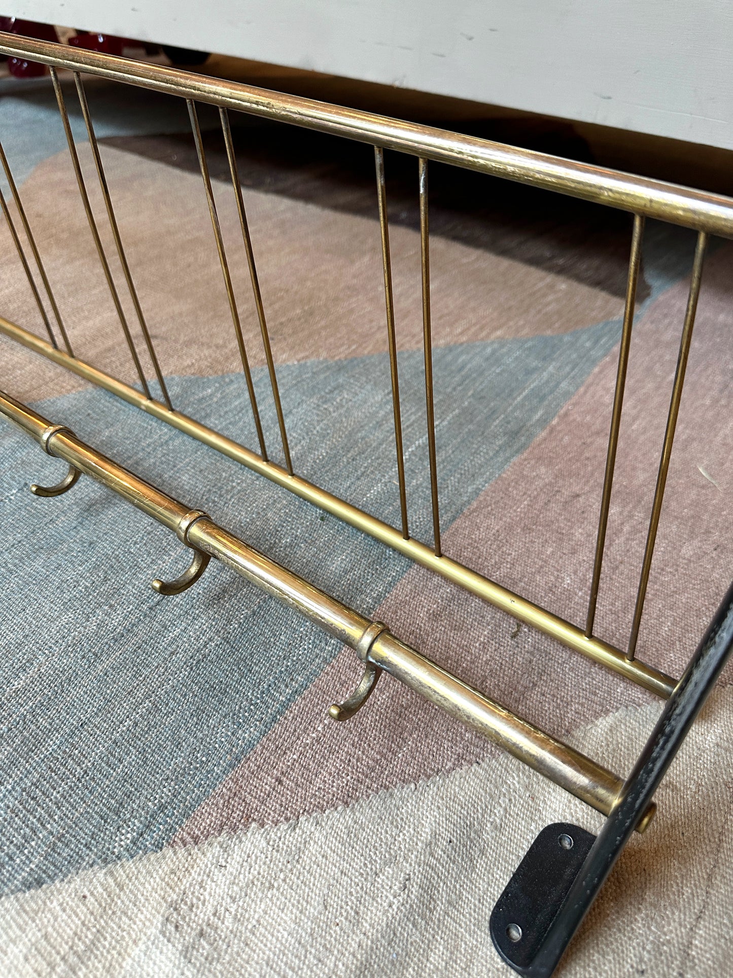 Midecentury Messinggarderobe