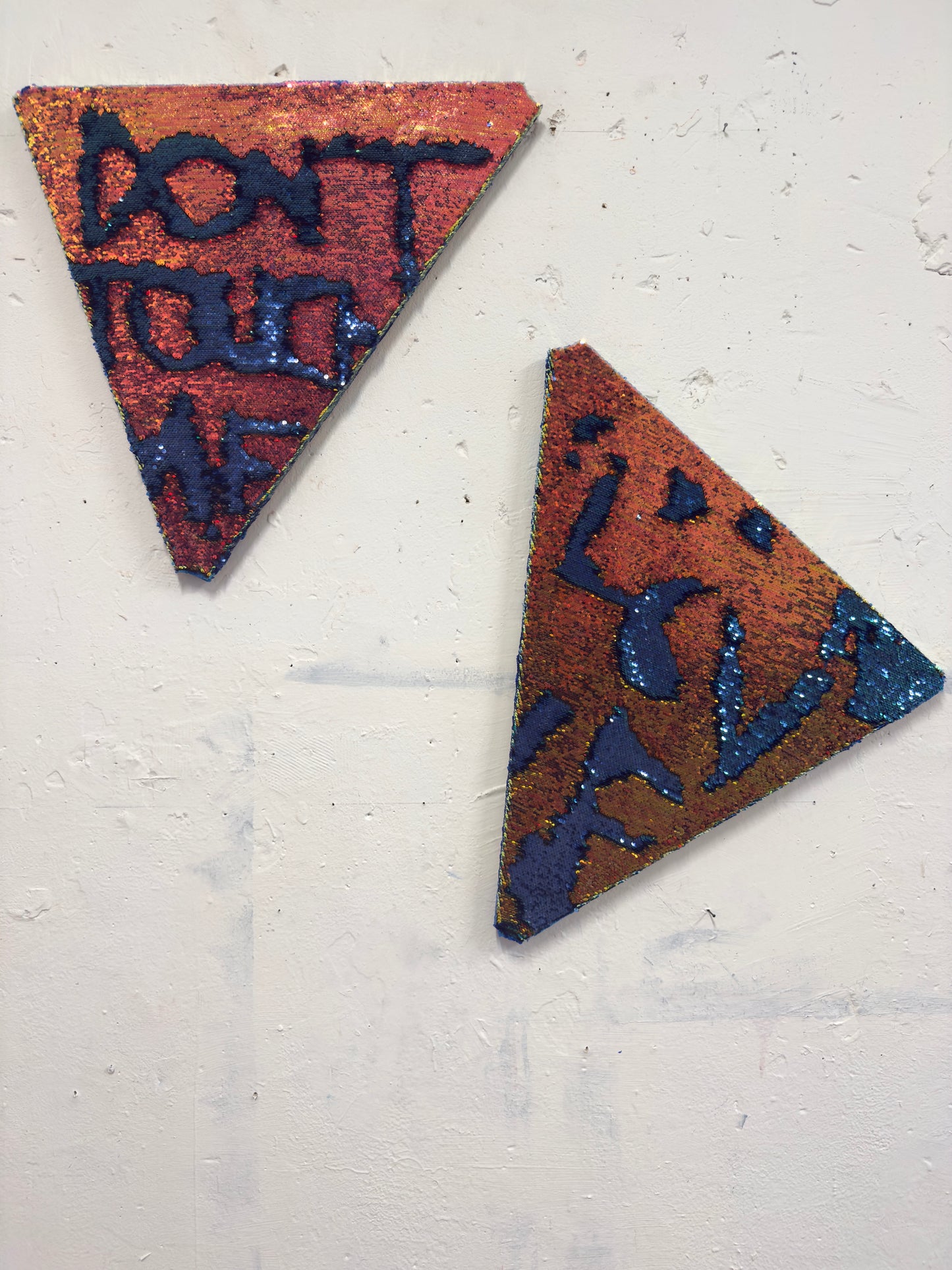 Amelie Goetzl, DON‘T TOUCH ME, LOVE 2025 Wendepaillettenstoff bearbeitet auf Keilrahmen 2 Dreiecke zu je 60 x 60 x 70 cm