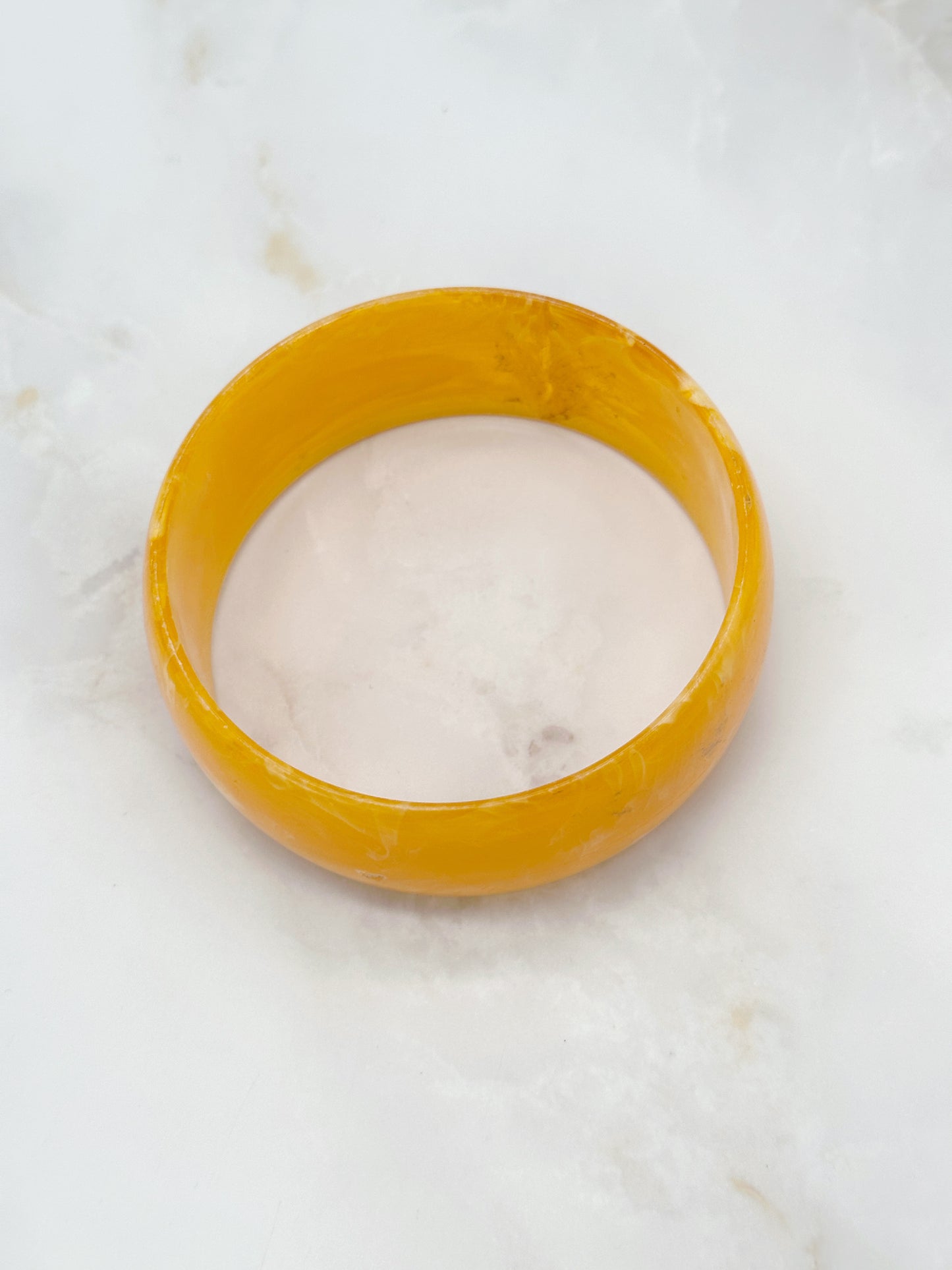 Vintage Acryl Armreif Leuchtendes Dotterorange