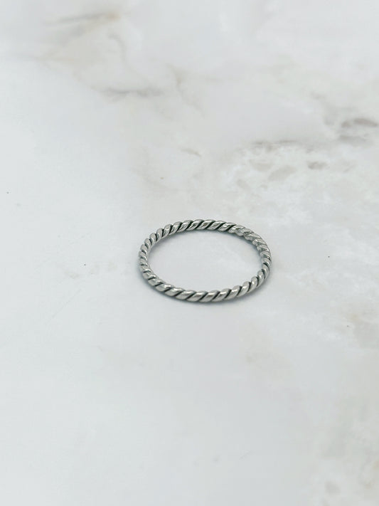 Zarter Vintage Ring in gedrehter Eleganz