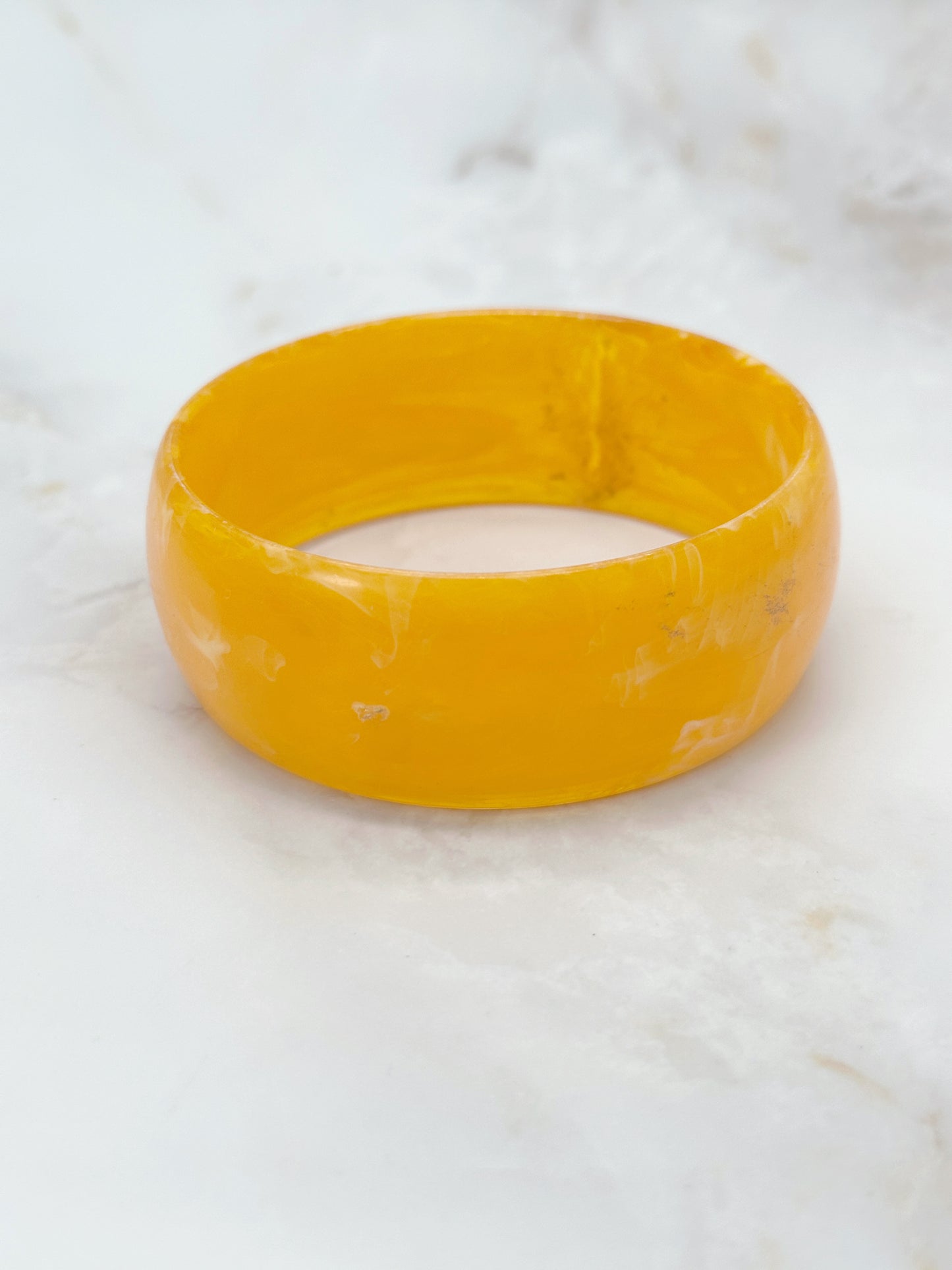 Vintage Acryl Armreif Leuchtendes Dotterorange