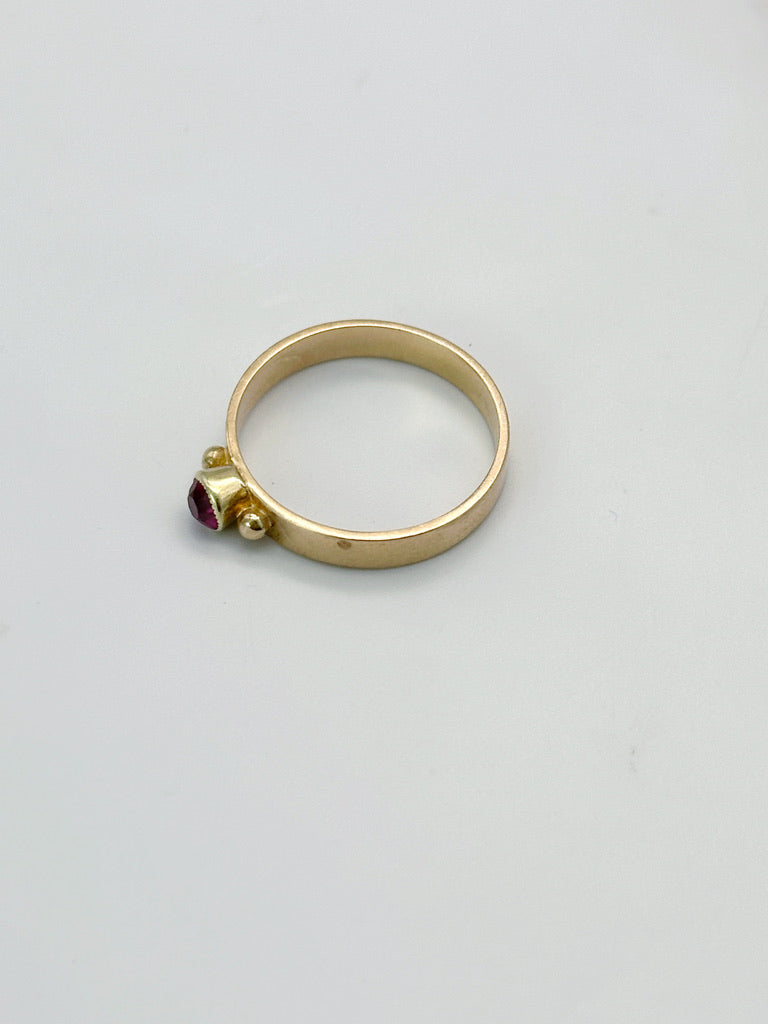 Vintage Ring in Gelbgold und pinken Traum