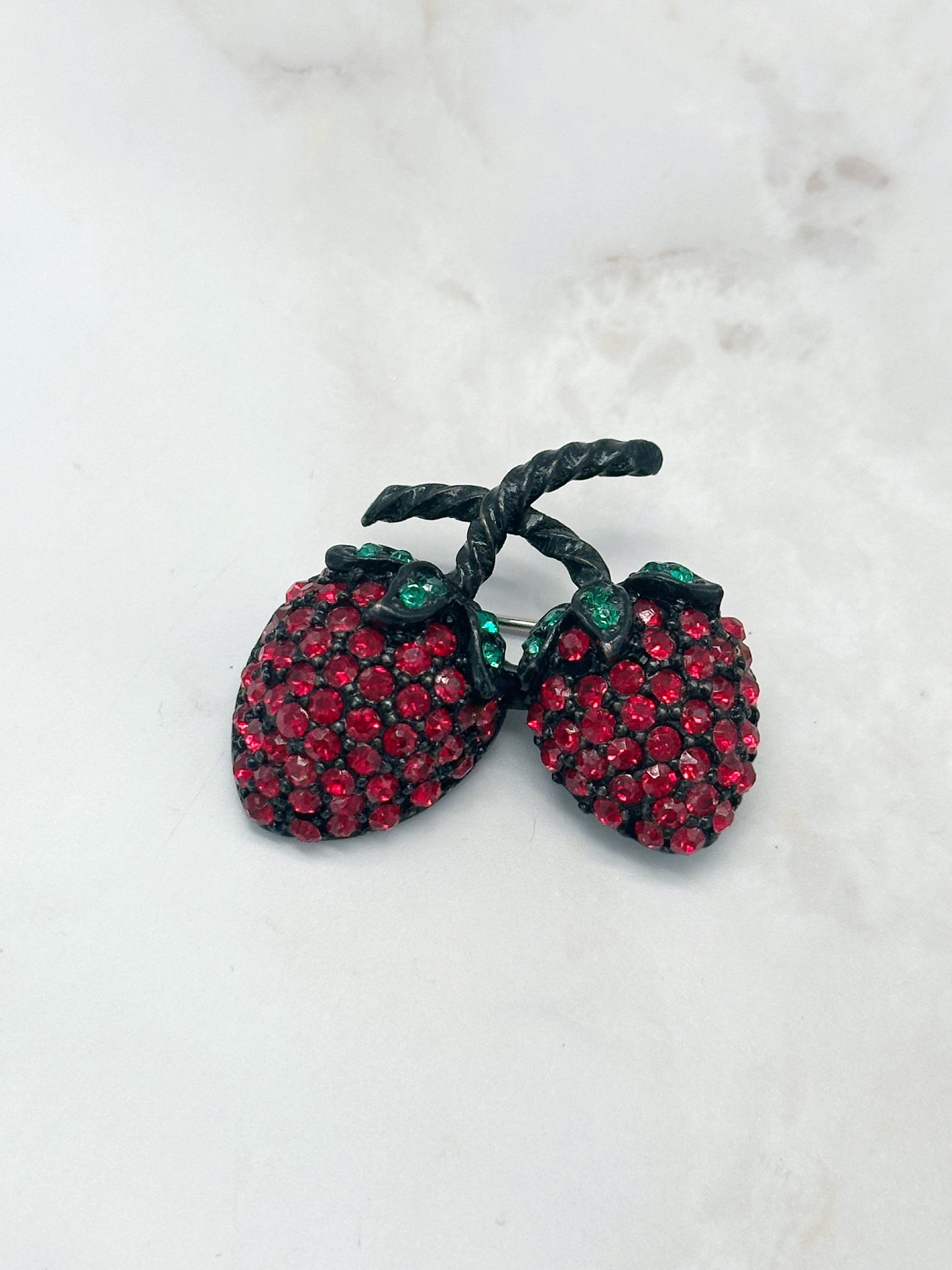 Vintage Erdbeerbrosche von Weiss – Funkelnder Charme der 60er