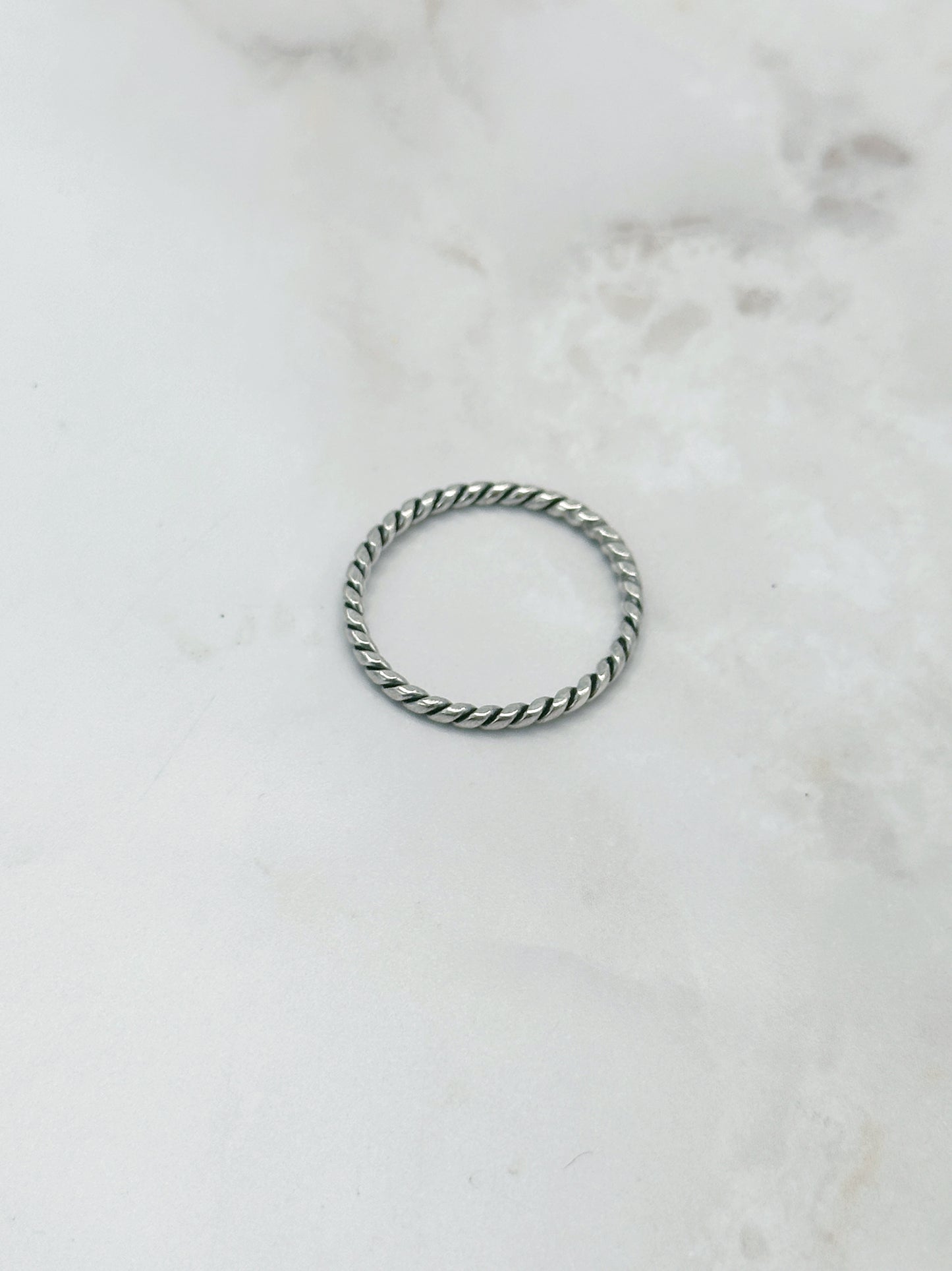 Zarter Vintage Ring in gedrehter Eleganz