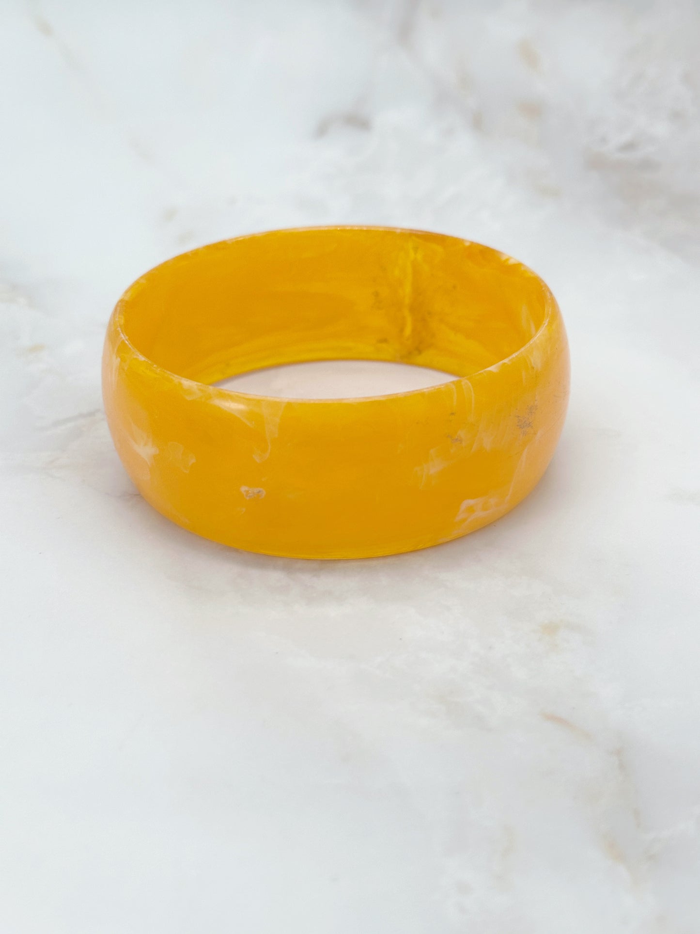 Vintage Acryl Armreif Leuchtendes Dotterorange