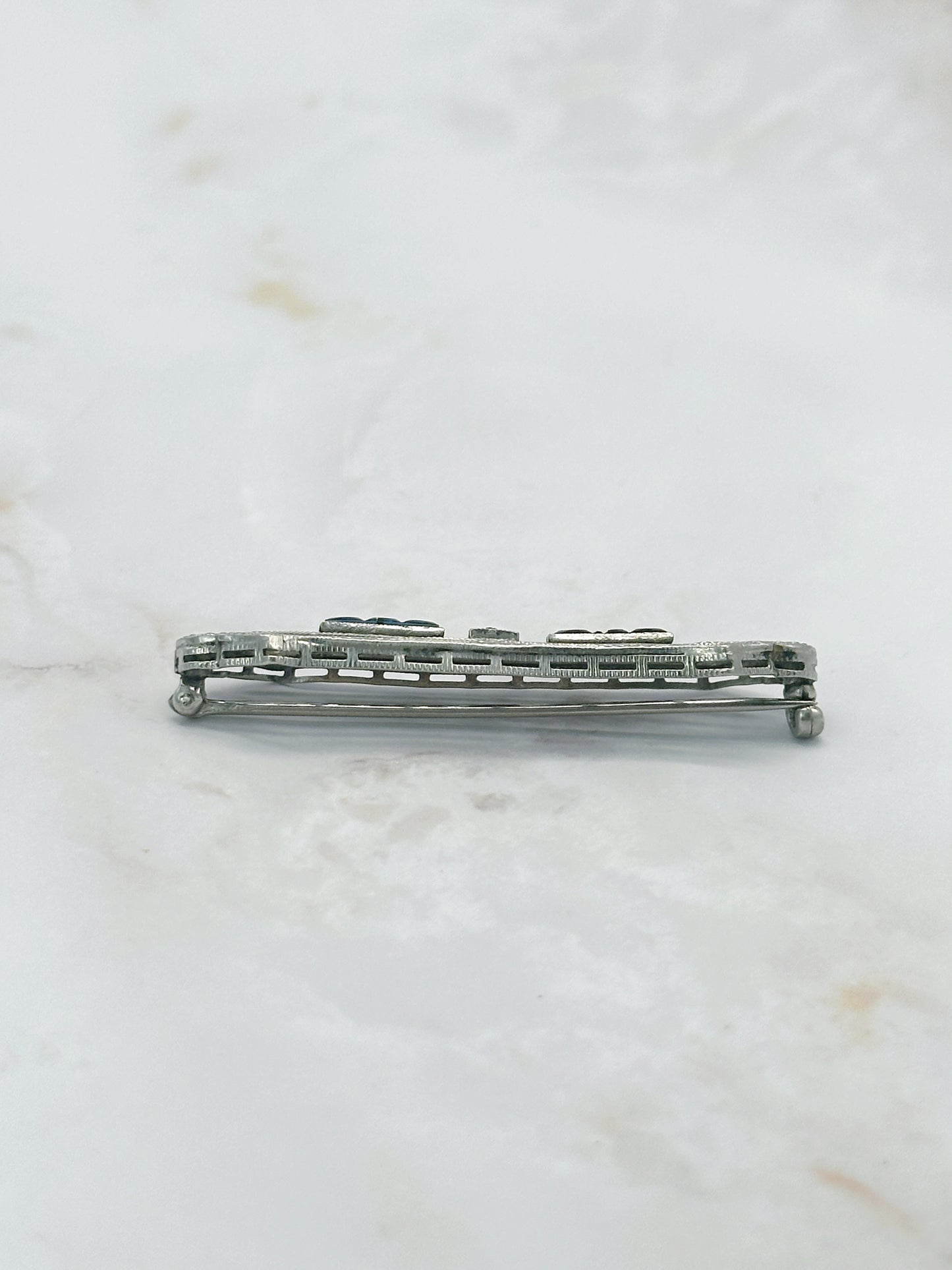 Filigrane Art Déco Brosche mit blauem Glas und Strass