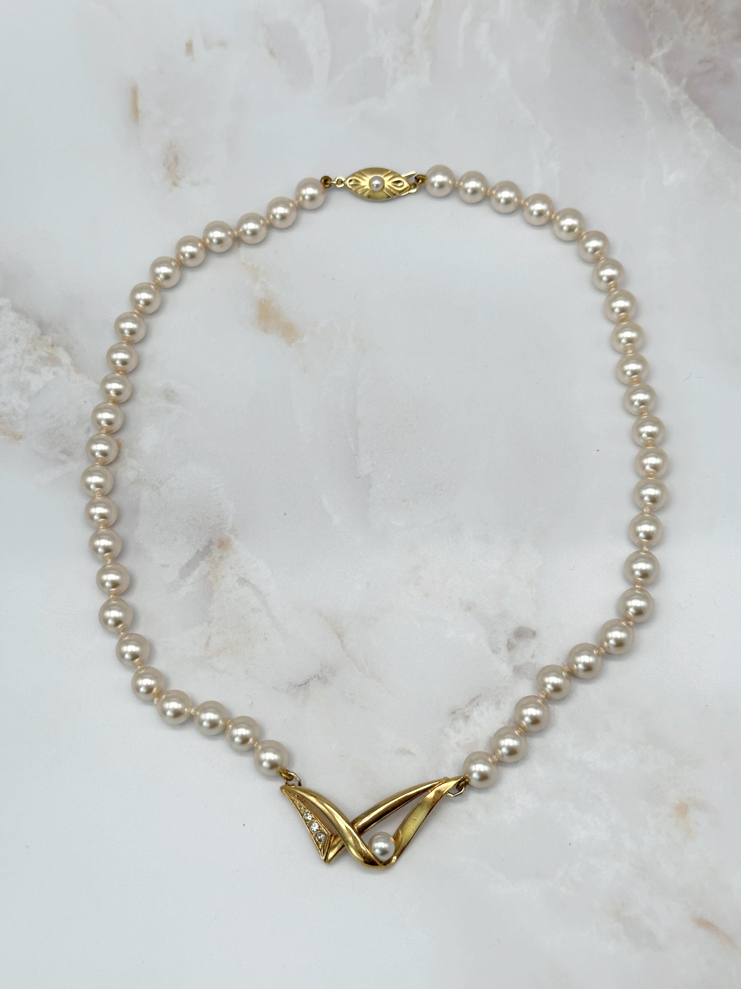 Klassische Perlenkette mit Mittelstück