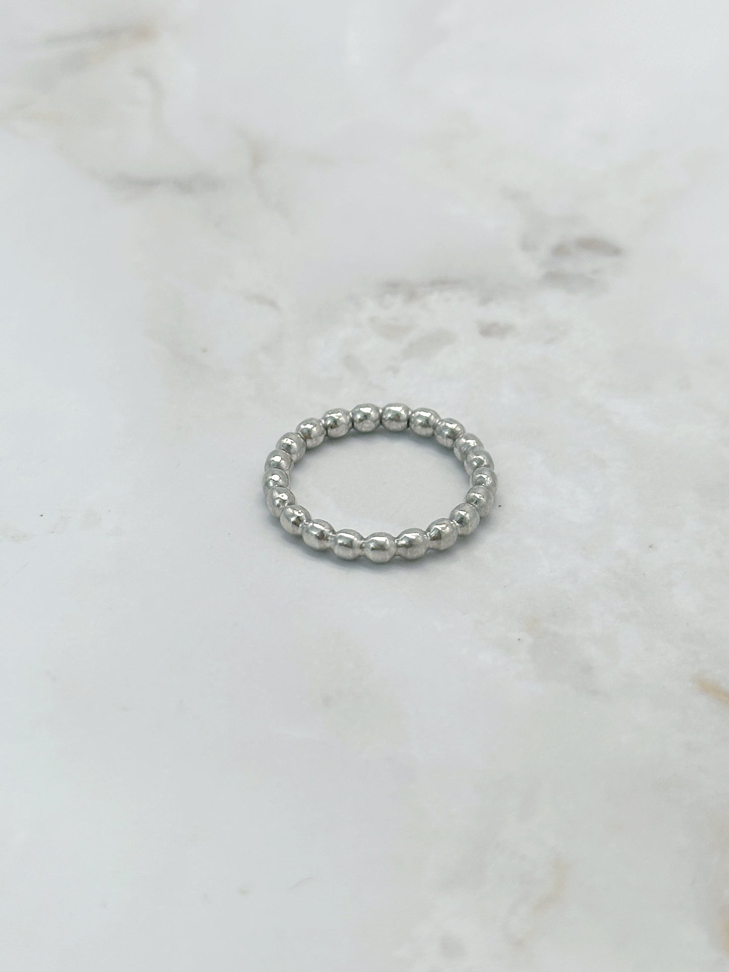 Zarter Vintage Silberring in moderner Kugelform