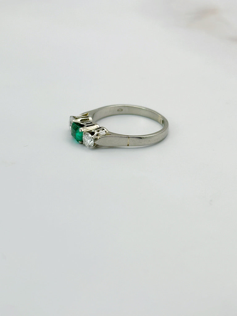 Klassischer Ring mit Smaragd & Brillanten