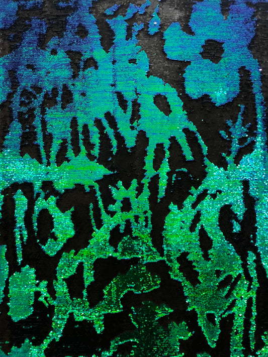 Amelie Goetzl, aus der 4-teiligen Serie: WO DIE NEUROSEN WUCHERN, 2024 Nr. III, Wendepailletten- stoff bearbeitet auf Keilrahmen, 120 cm x 90 cm